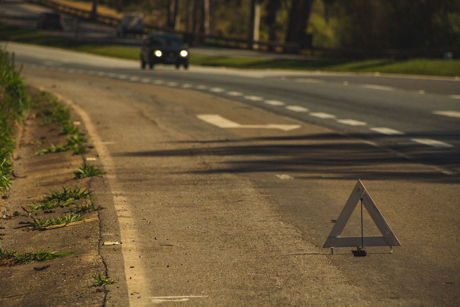 Photo – warning triangle on the side of a road